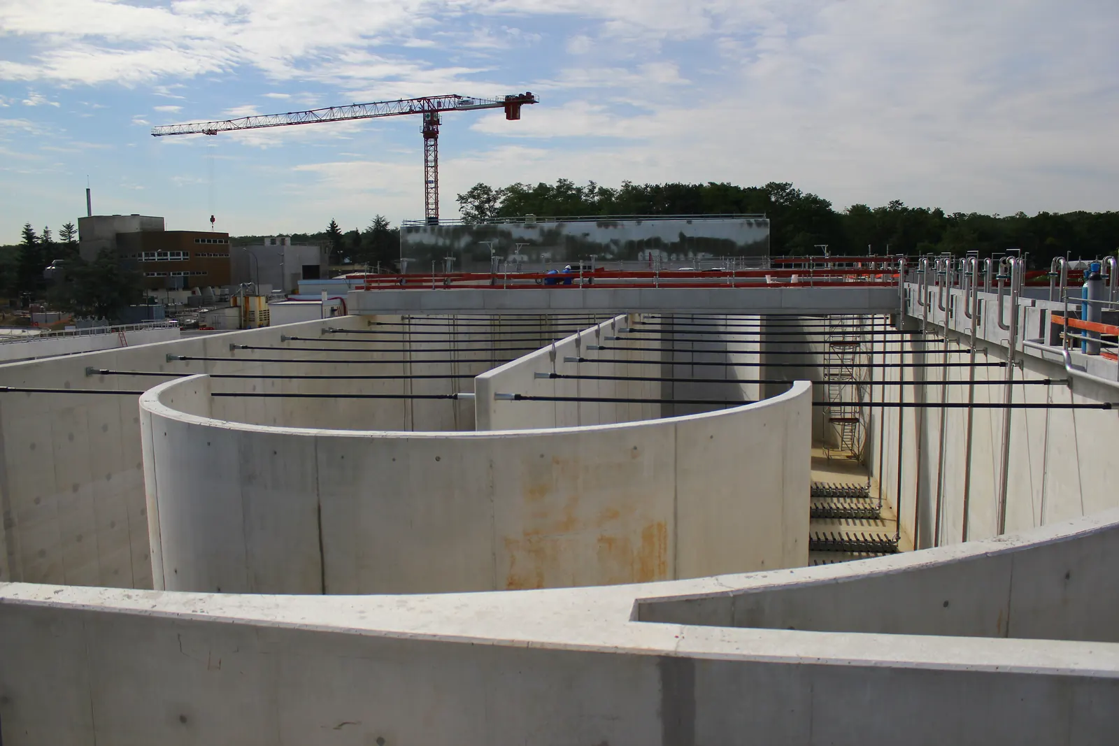 Chenal d'oxydation en construction : les couloirs de béton, le virage et les rampes de diffuseurs